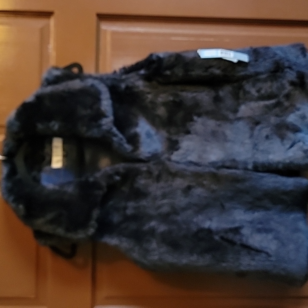 Tahari-Navy faux fur vest, collared Size Large  NWT. - Picture 2 of 9